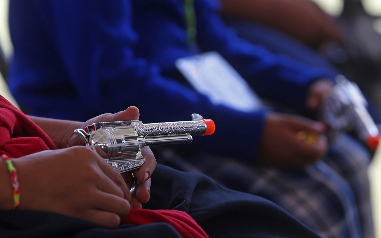 Proponen sanciones para quien facilite armas a menores de edad