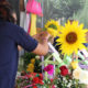 Mujeres privadas de la libertad del centro femenil de Santa Martha, elaboran arreglos florales para este 10 de mayo