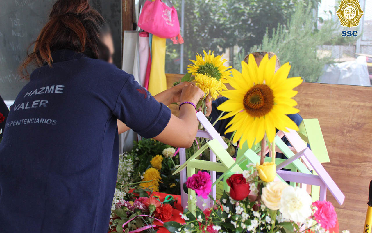 Mujeres privadas de la libertad del centro femenil de Santa Martha, elaboran arreglos florales para este 10 de mayo