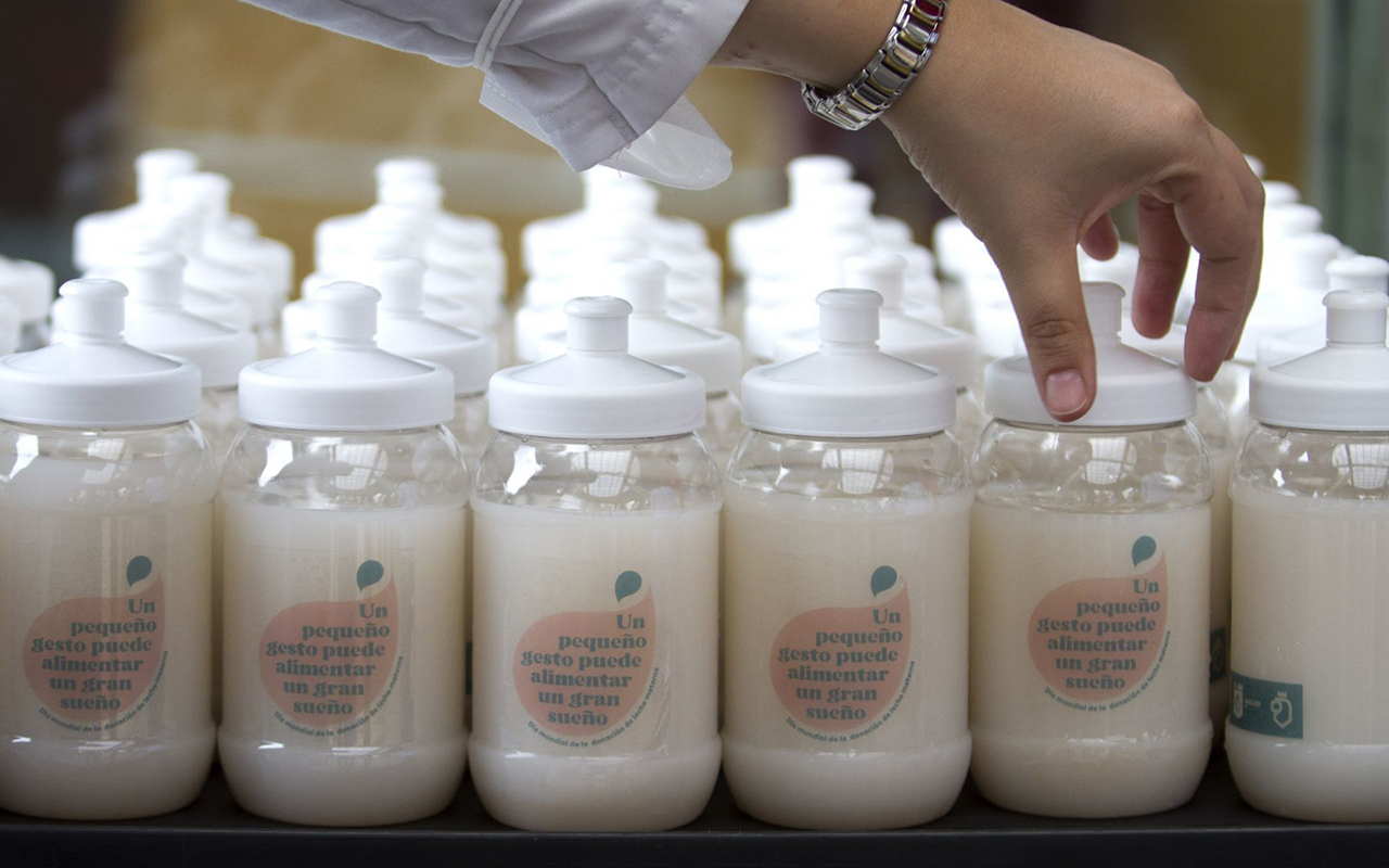 Aeropuertos deben permitir traslado de leche materna en equipaje de mano