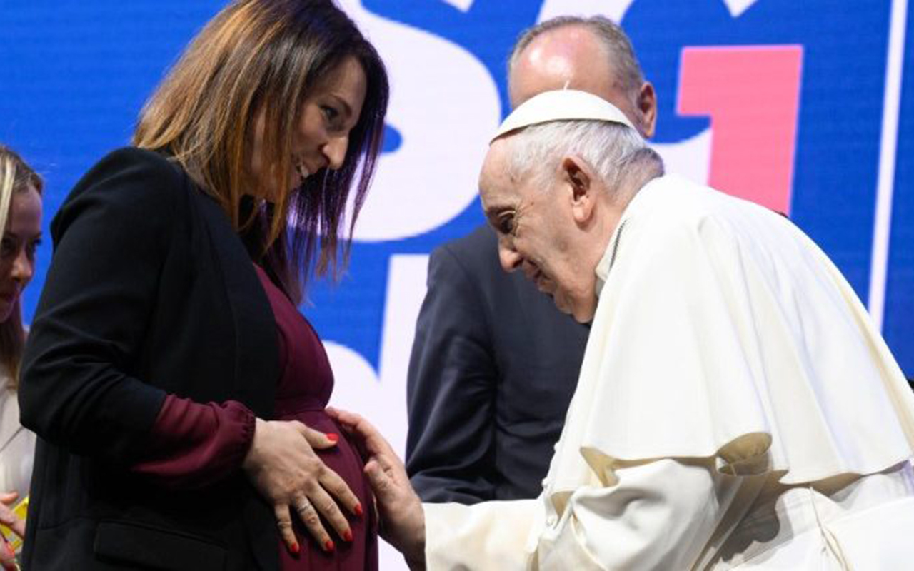 Nacimiento de un hijo mide la esperanza de un pueblo: Papa Francisco