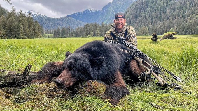 Quarterback de la NFL ha desatado la ira por matar un oso negro en Alaska. Noticias en tiempo real