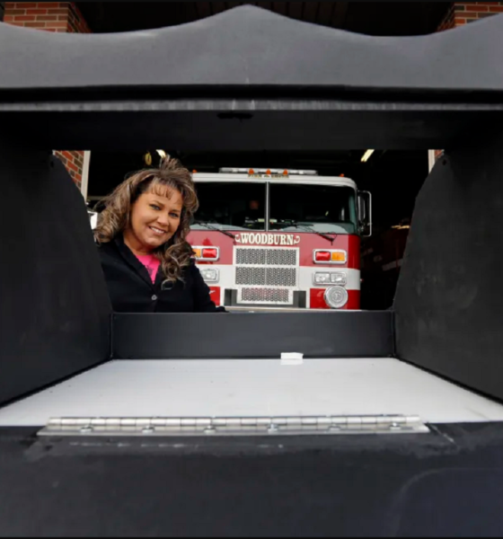 Abandonan bebé en una caja en estación de bomberos