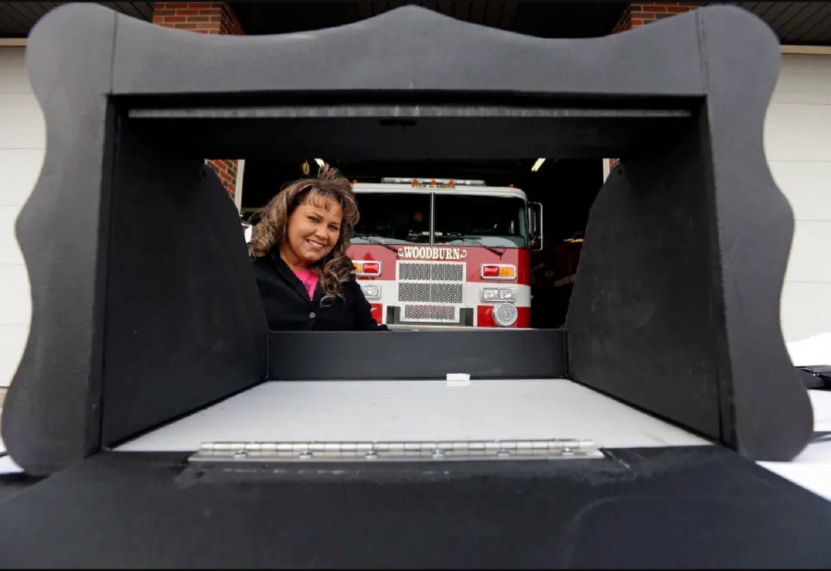 Abandonan bebé en una caja en estación de bomberos