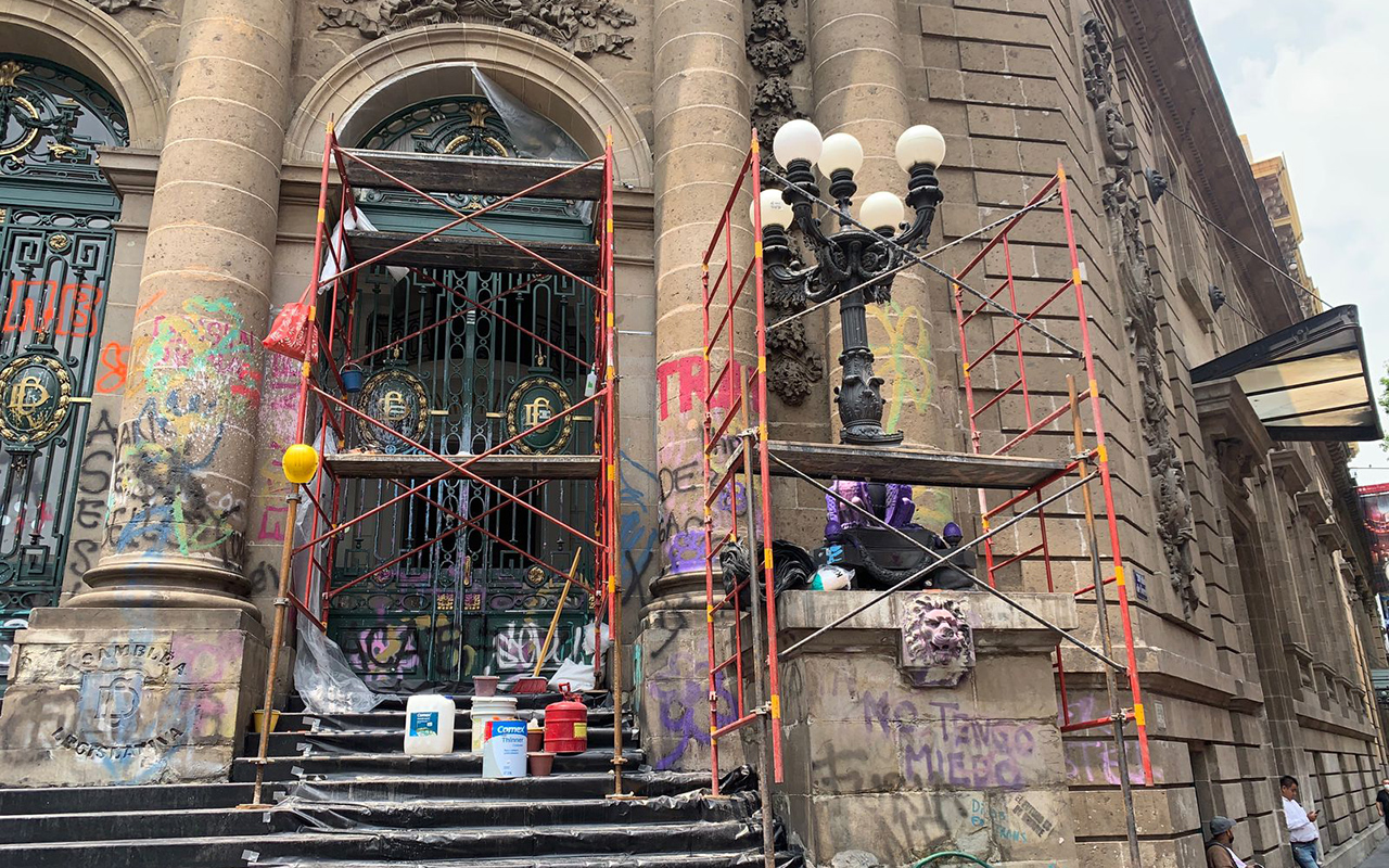 Restauran fachada de Congreso de CDMX vandalizada por colectivos feministas