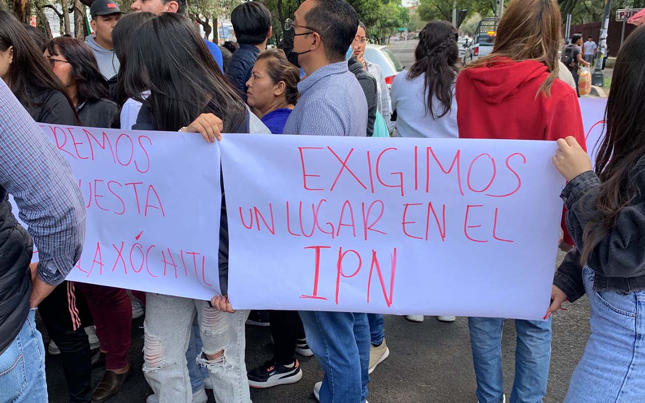 Estudiantes exigen un lugar en el IPN; COMIPEMS les asignó otra escuela. Noticias en tiempo real