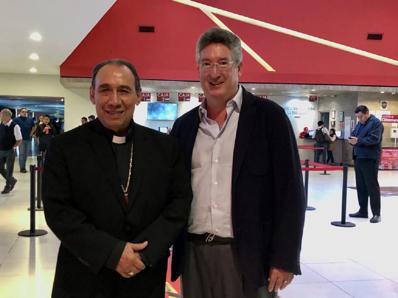 José Antonio Fernández Hurtado, arzobispo de Tlalnepantla, acude a función especial de la película “Max”.