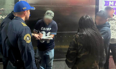 Policías reúnen a menor extraviado en Metrobús con su familia