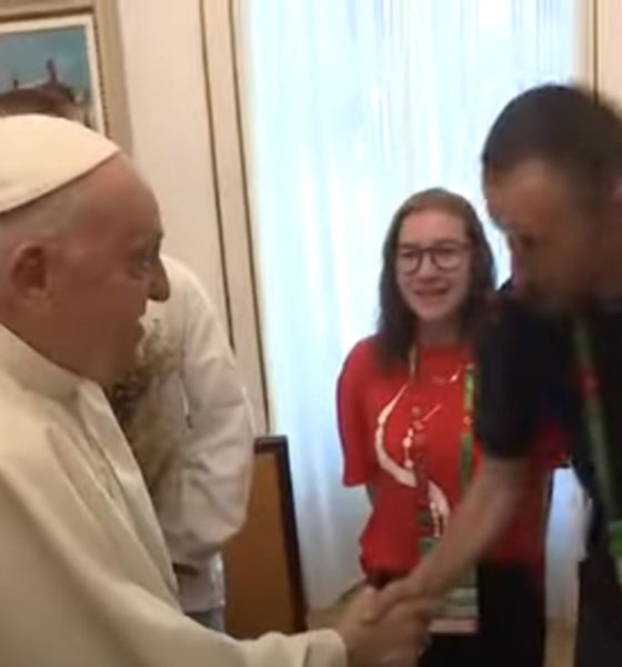 El Papa Francisco es como un humilde párroco de pueblo: joven español