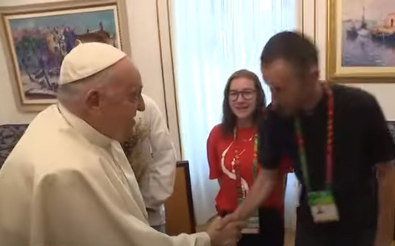 El Papa Francisco es como un humilde párroco de pueblo: joven español