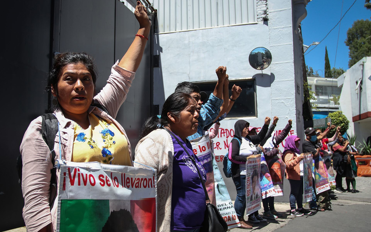 El amor por sus hijos y la legítima búsqueda de la verdad mueven a las madres y padres de Ayotzinapa