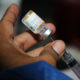 Abre Cofepris convocatoria para que farmacéuticas comercialicen vacunas contra Covid en México