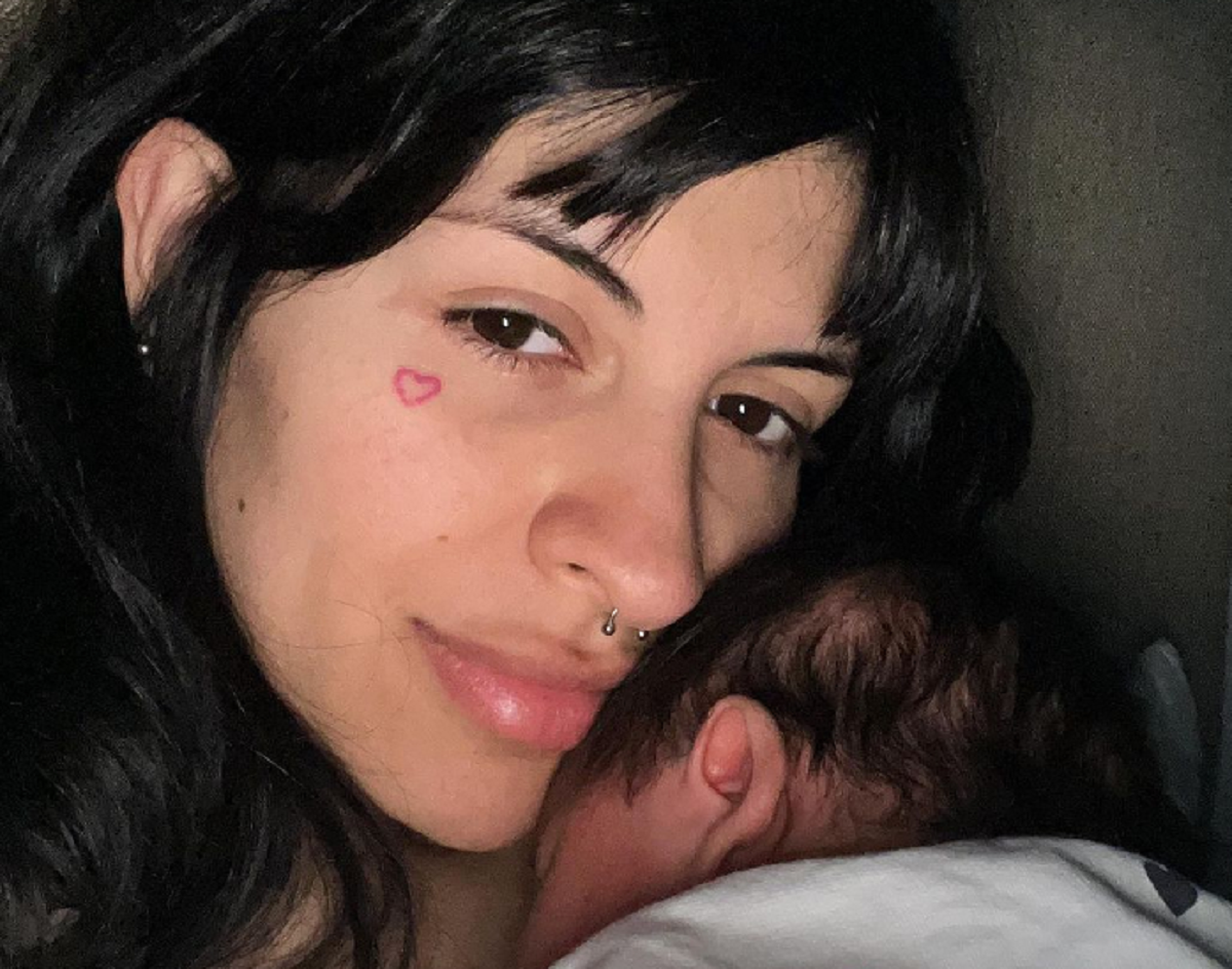 Así celebran la maternidad: Nodal y Cazzu comparten fotos de su bebé