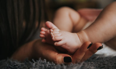 Madre tiene derecho a abrazar al hijo recién nacido: especialistas