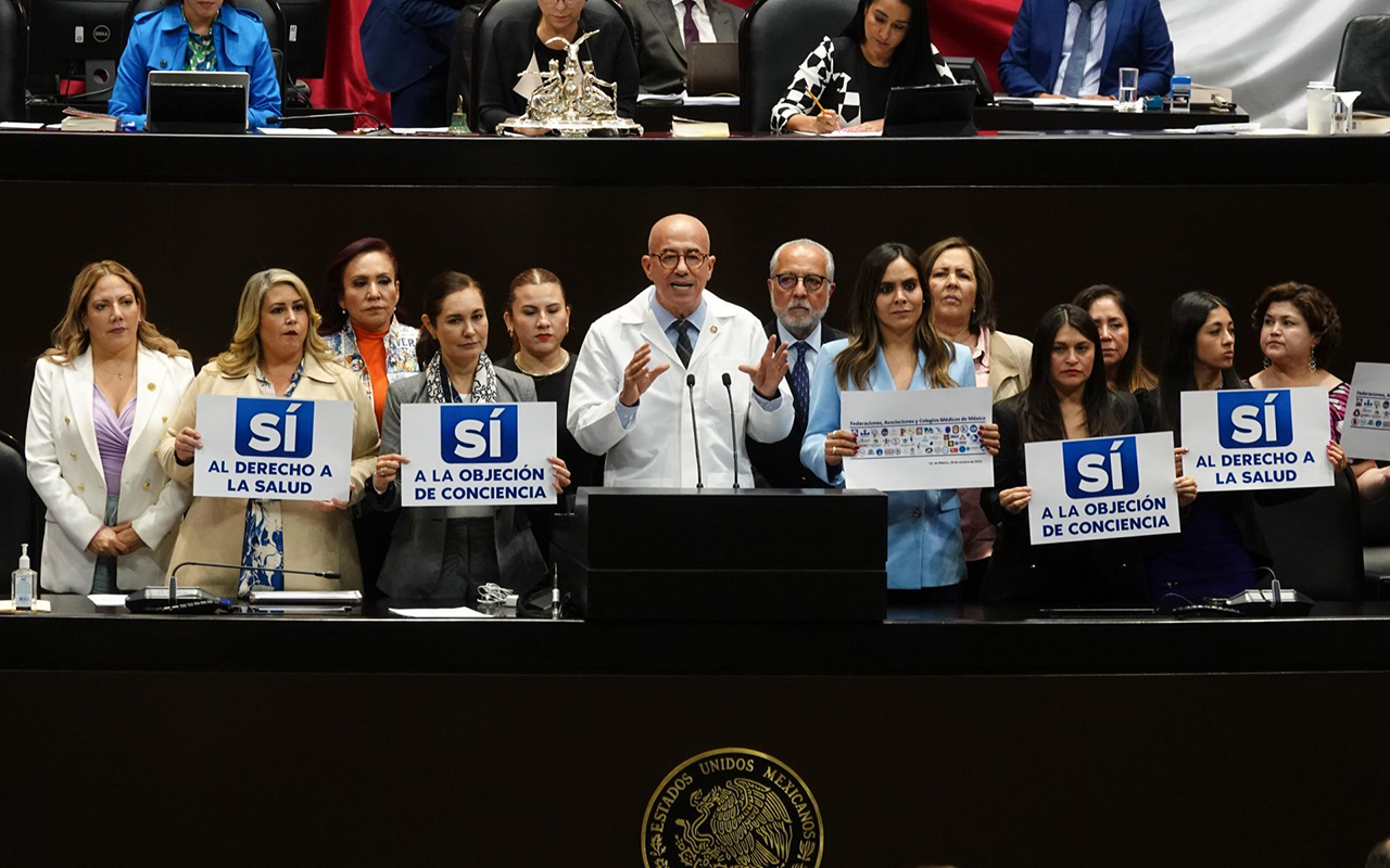 Morena niega a médicos el derecho a ejercer su profesión en libertad: diputados del PAN