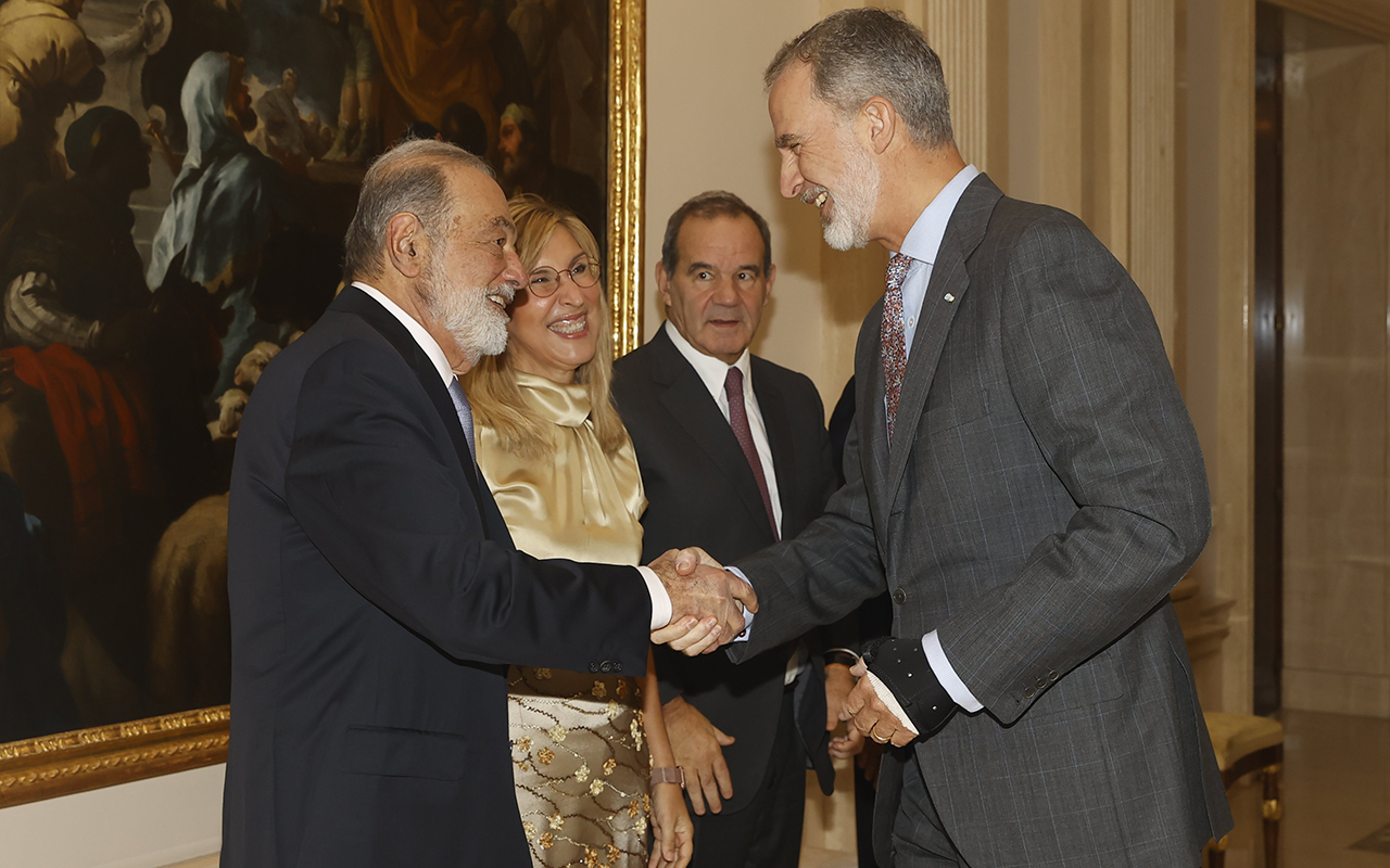 “Lo recibo en familia”; Entregan premio a Carlos Slim por su contribución al crecimiento de Iberoamérica