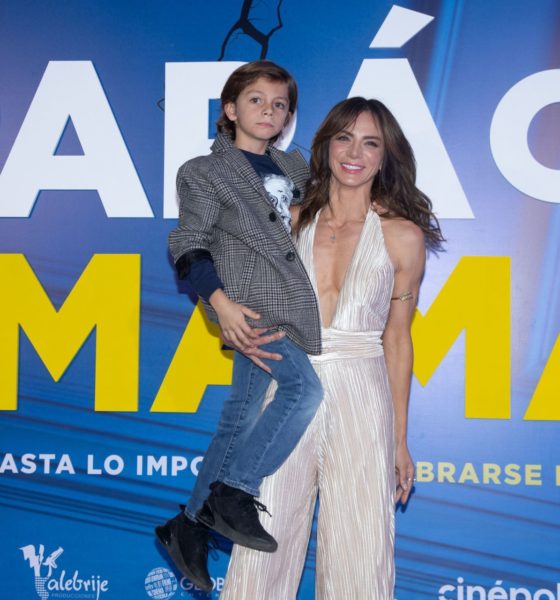 Silvia Navarro llevó a su hijo a la premier de Mamá o Papá