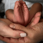 Adrián Uribe recibe a su segundo hijo, Mateo, "Regalo de Dios"