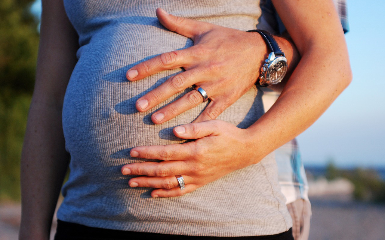 Importancia del apoyo que brinda el hombre durante el embarazo de una madre