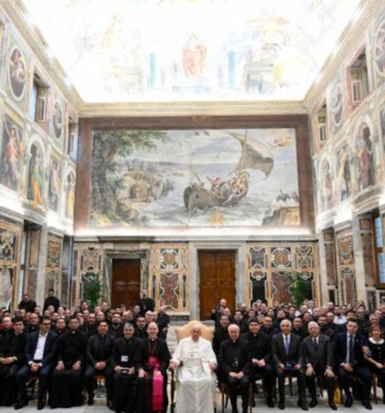 Papa Francisco pide a sacerdotes no ser oficinistas de lo sagrado
