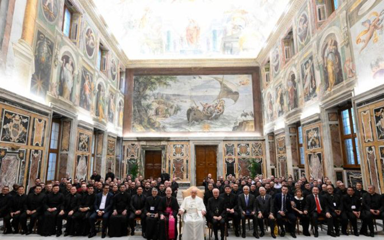 Papa Francisco pide a sacerdotes no ser oficinistas de lo sagrado