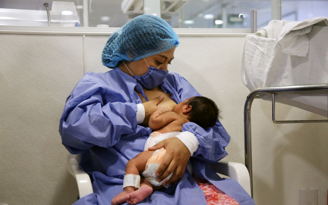Hospital fortalece vínculo entre la madre y su bebé