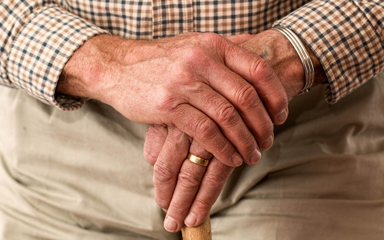 "En la vejez no me abandones", advierten de la soledad de los abuelos