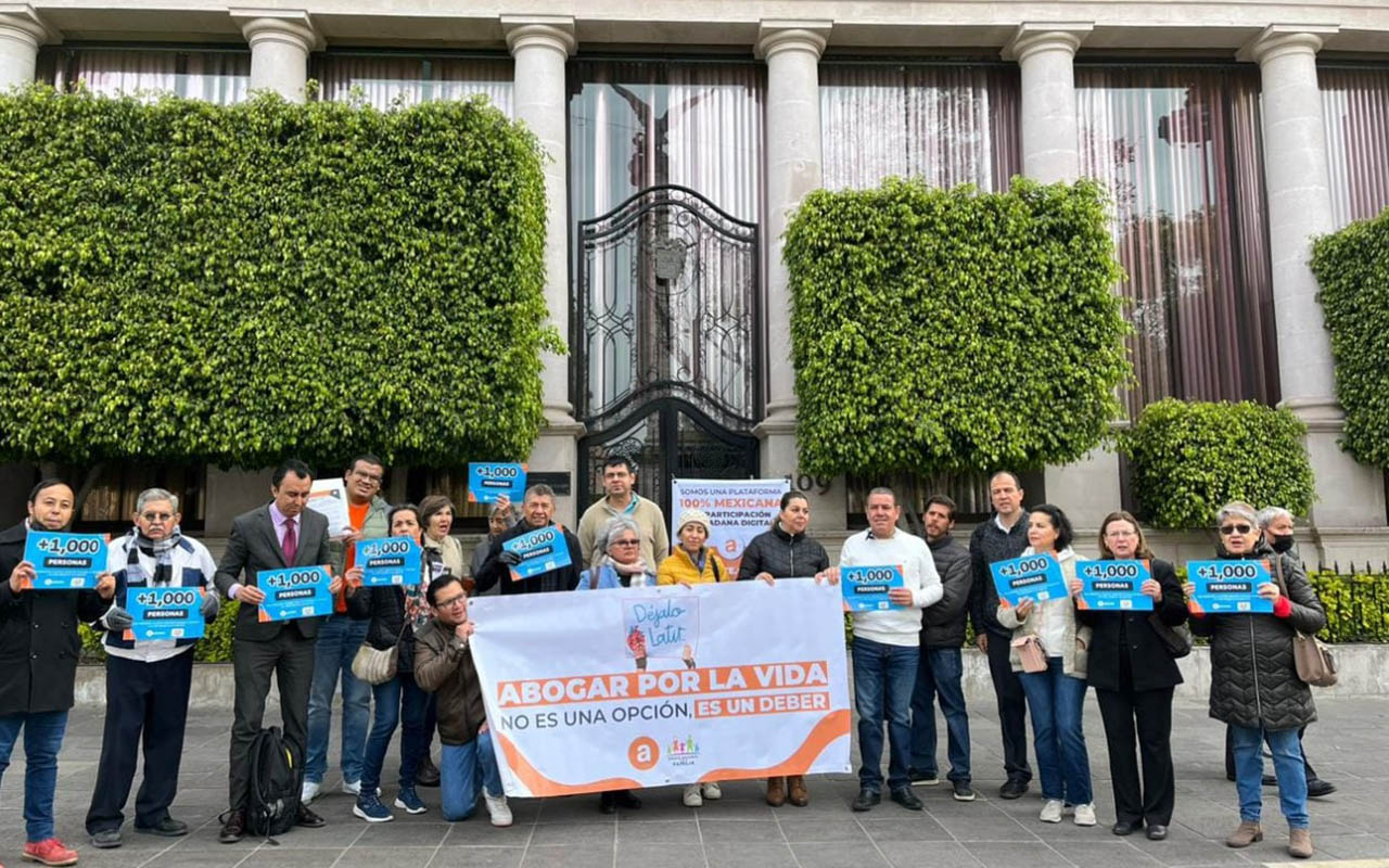 Entregan más de 15 mil firmas para exigir protección a la vida desde la concepción en Aguascalientes