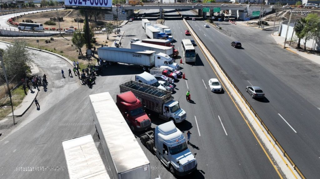 "Bloqueo en la México-Querétaro”, Transportistas exigen seguridad ante incremento de asaltos