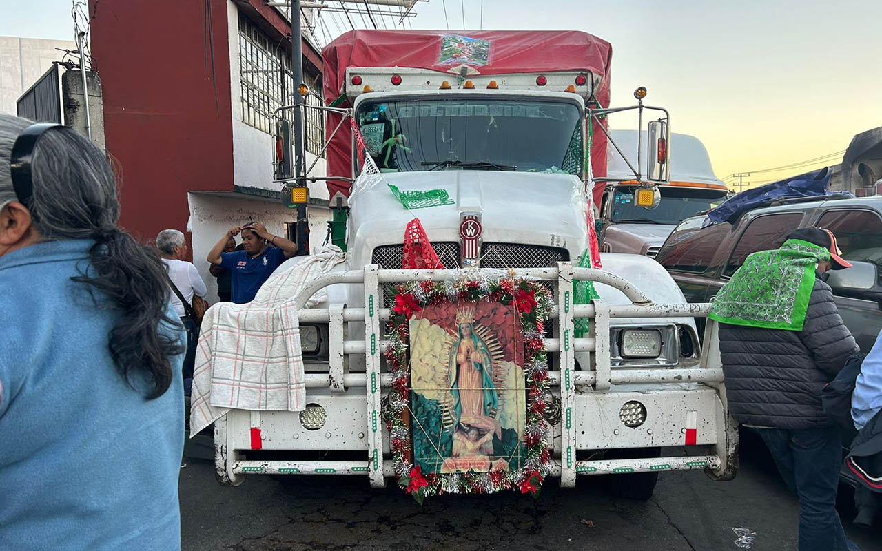 Peregrinos de Toluca llenan de fervor calles de la CDMX en su camino hacia la Basílica de Guadalupe