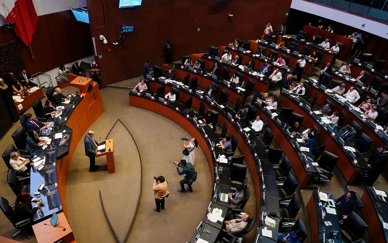 Senado aprueba Ley de Amparo; Oposición acusa que se 'blindan' proyectos del gobierno