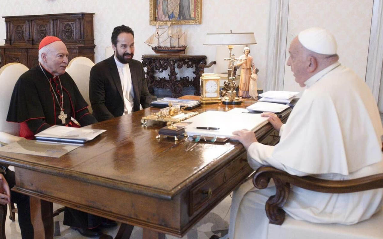Papa Francisco y Cardenal Aguiar Retes dialogan en el Vaticano
