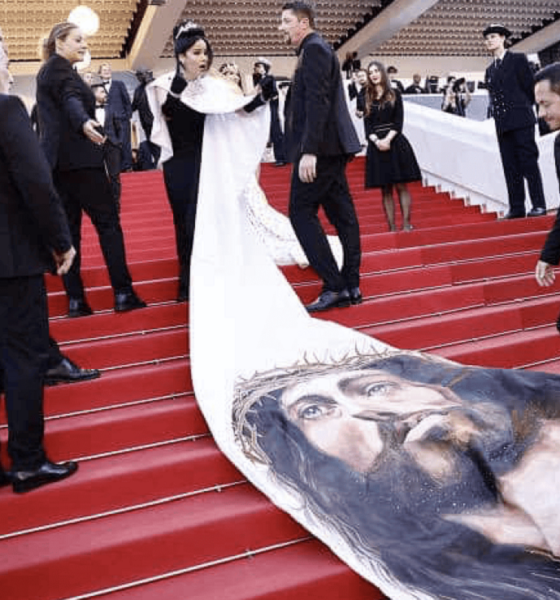 Actriz luce en Cannes vestido con el rostro de Jesús y tratan de impedirlo