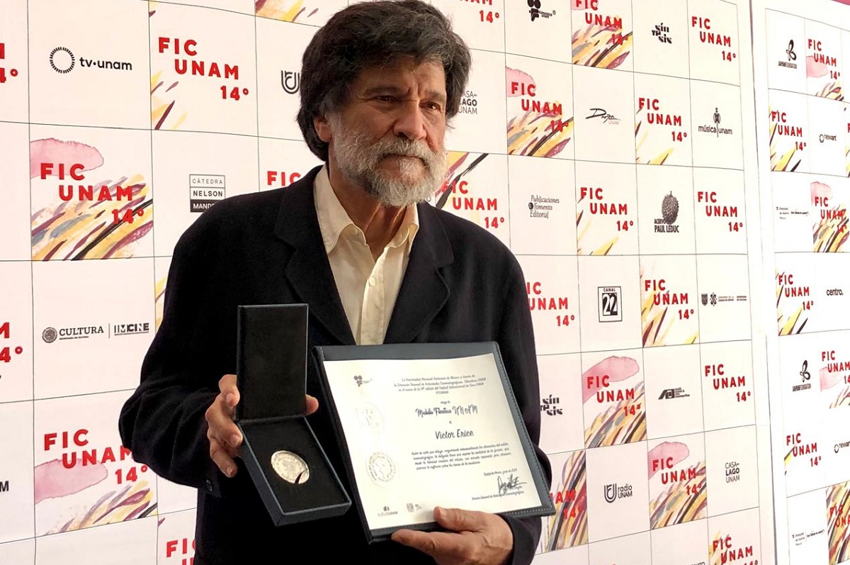 El cineasta español Víctor Erice fue condecorado el domingo con la Medalla Filmoteca UNAM, como parte del homenaje que por su trayectoria recibió durante el Festival de Cine FICUNAM.