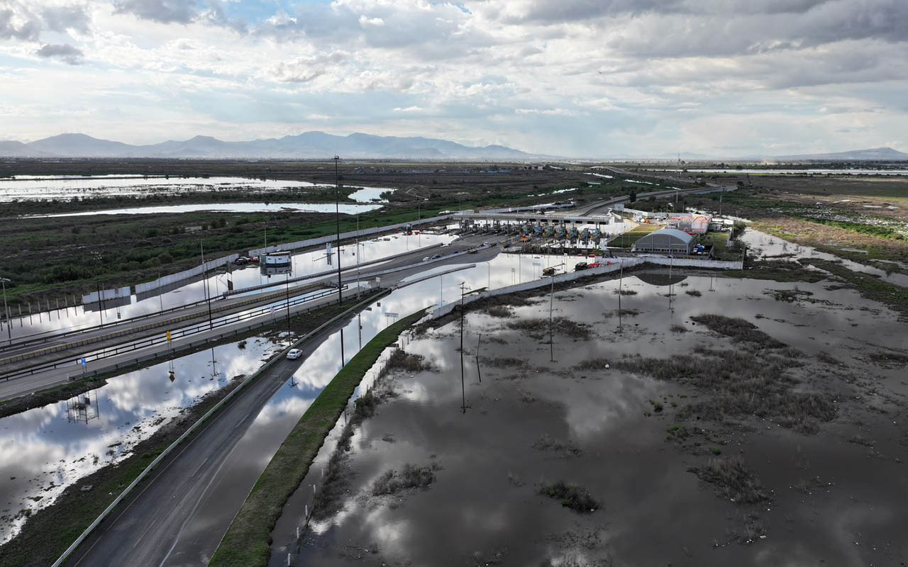 Circuito Exterior Mexiquense cerrado por inundaciones y desplazamiento de puente
