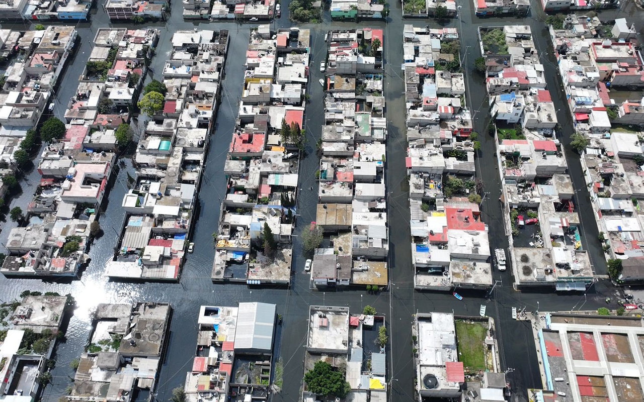 “Sólo tenemos a nuestros vecinos”; Familias de Chalco inundadas