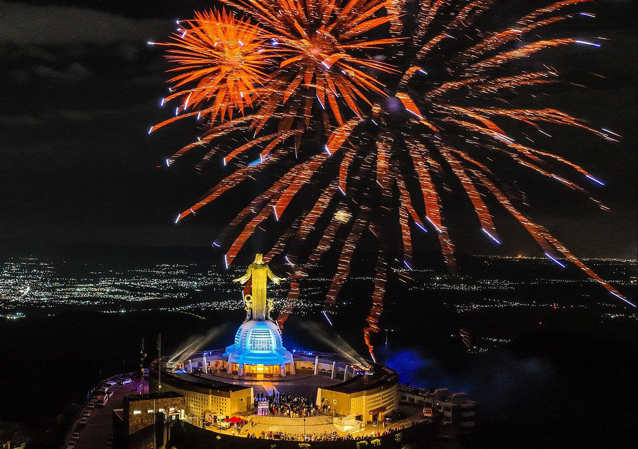 Llena de luz al Bajío, el Cristo Rey de la Montaña