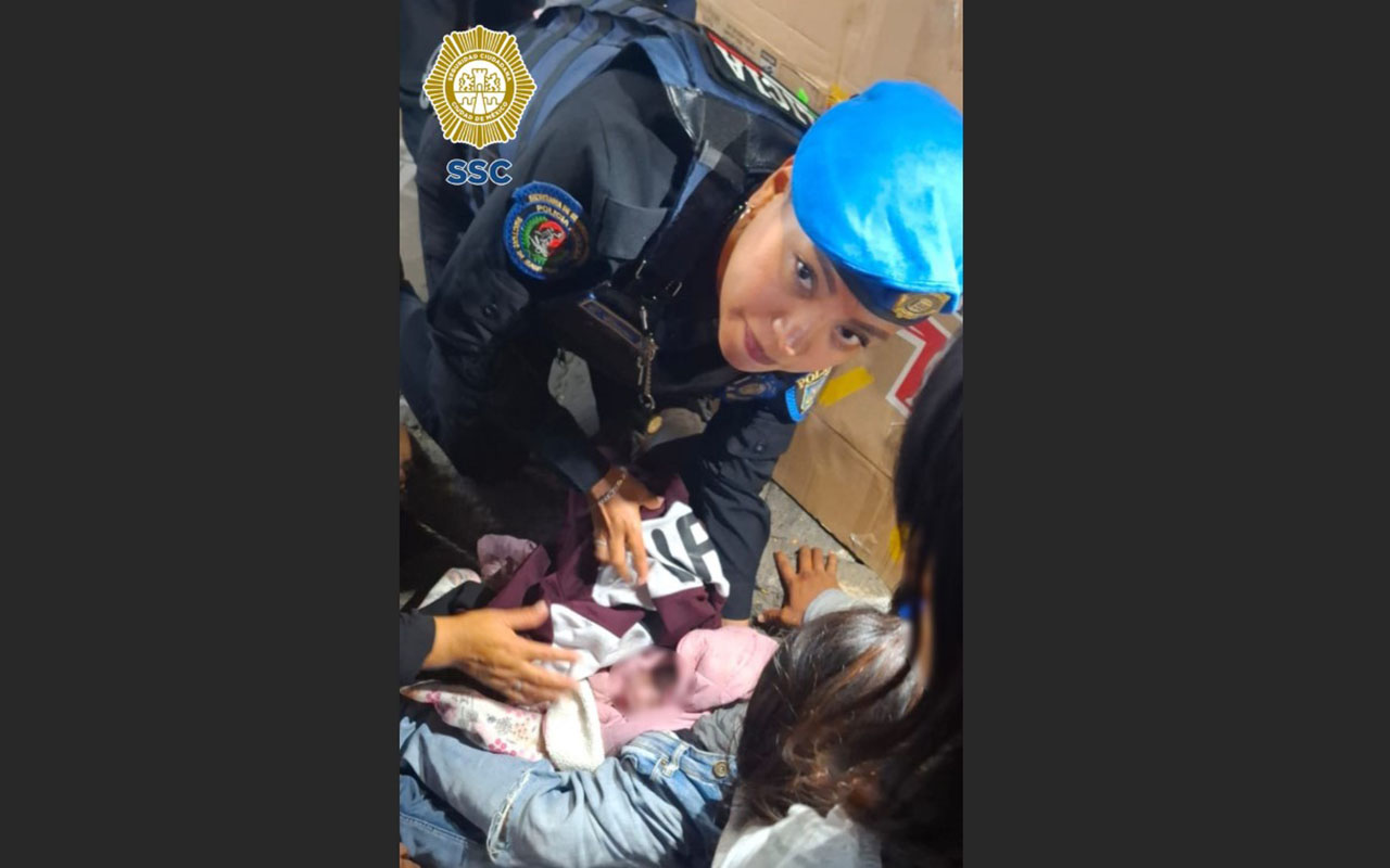 Policías auxilian a mujer mixteca en labor de parto en el Metro Pantitlán