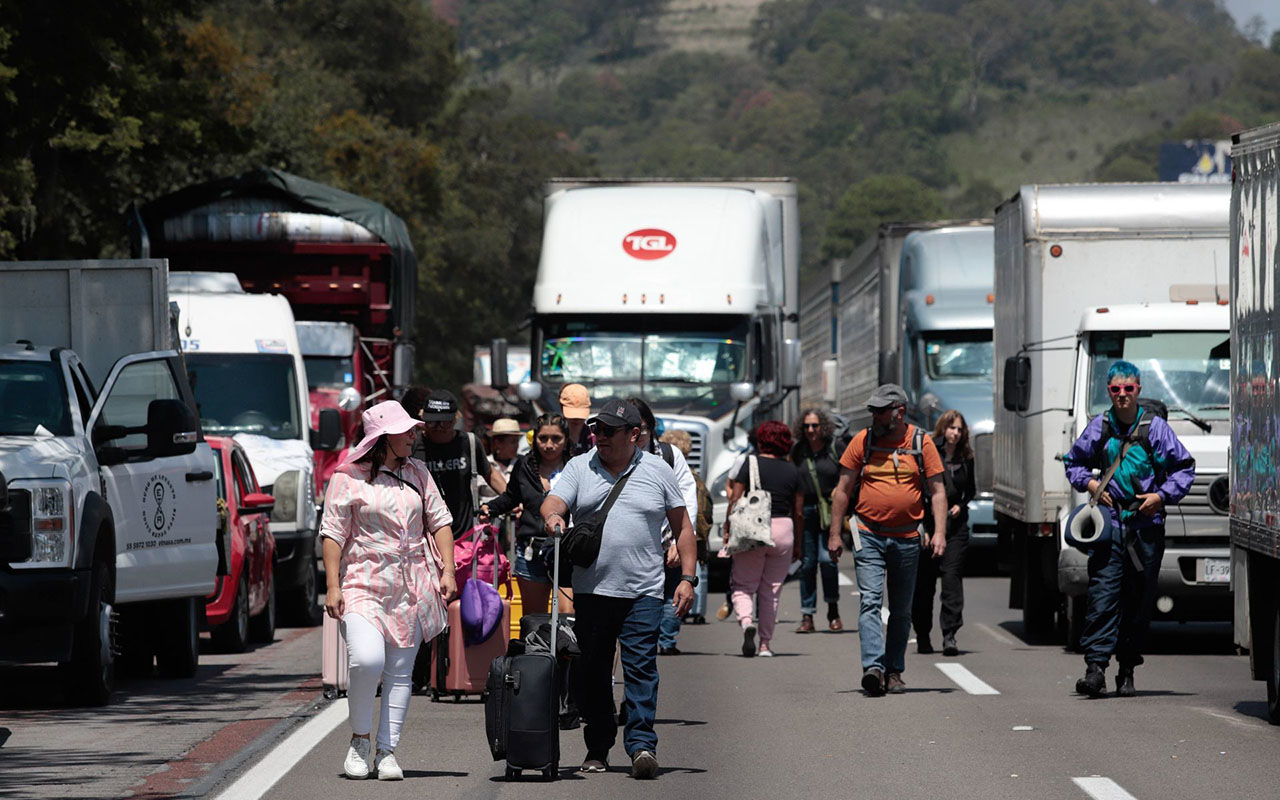 Millonarias pérdidas y violación de derechos: el impacto del bloqueo en la autopista México-Puebla