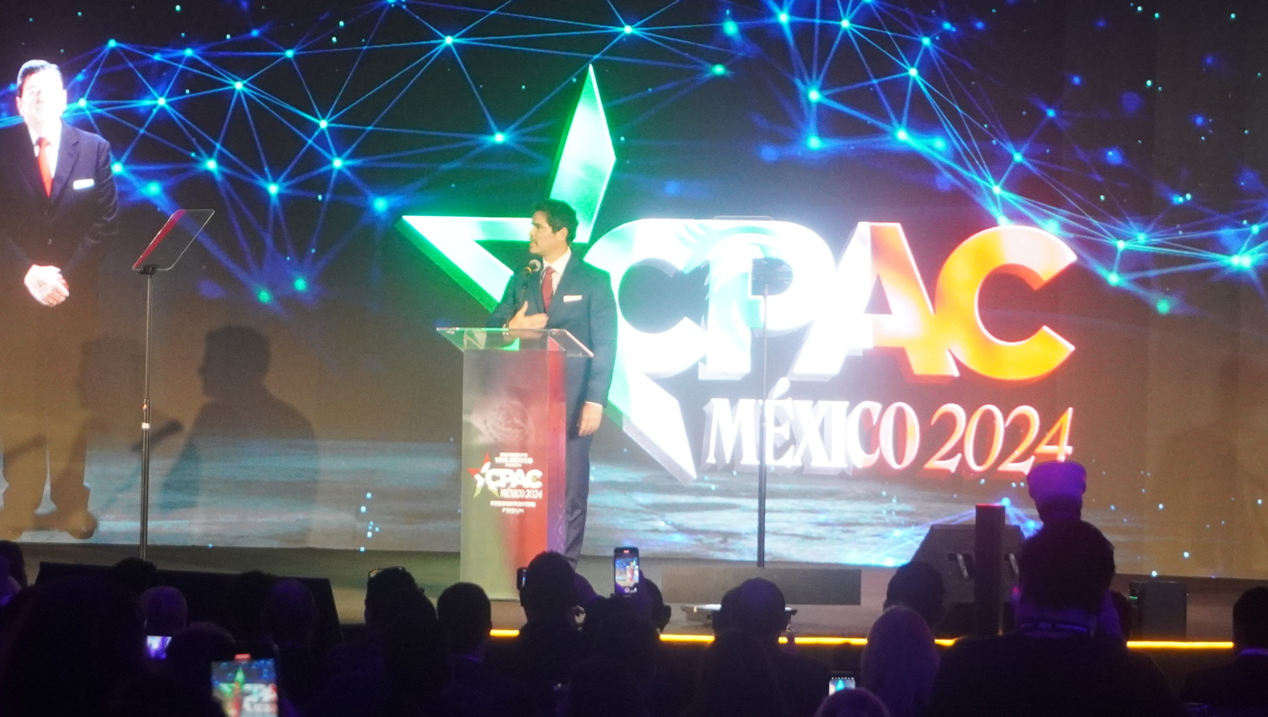 "Las familias mantienen viva la llama de la patria”, CPAC en México