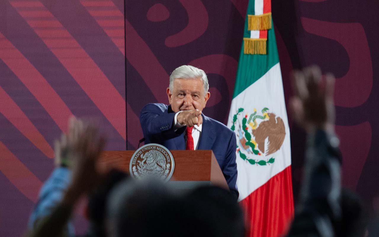 AMLO subraya papel de la escuela como extensión de la familia en medio de visita a México del Vaticano