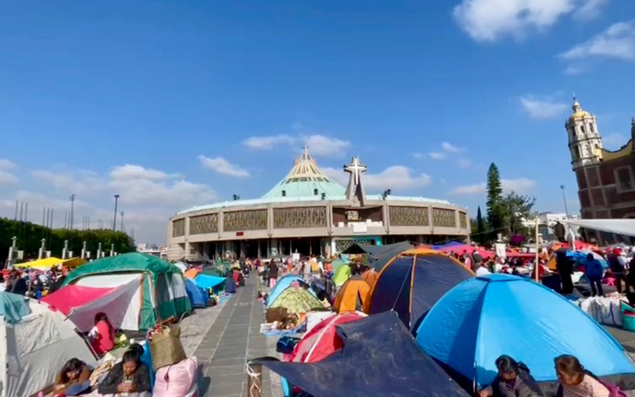 Peregrinos desafían el frío y el cansancio en su camino a la Basílica de Guadalupe