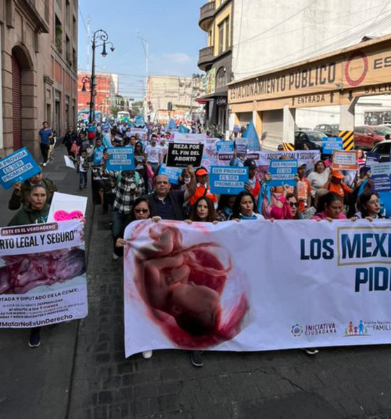 Decenas de personas se congregaron en el Palacio de Bellas Artes, en la Ciudad de México, para marchar hacia el Congreso capitalino. La causa: manifestar su rechazo a una polémica iniciativa que permitiría el aborto hasta los nueve meses de gestación.