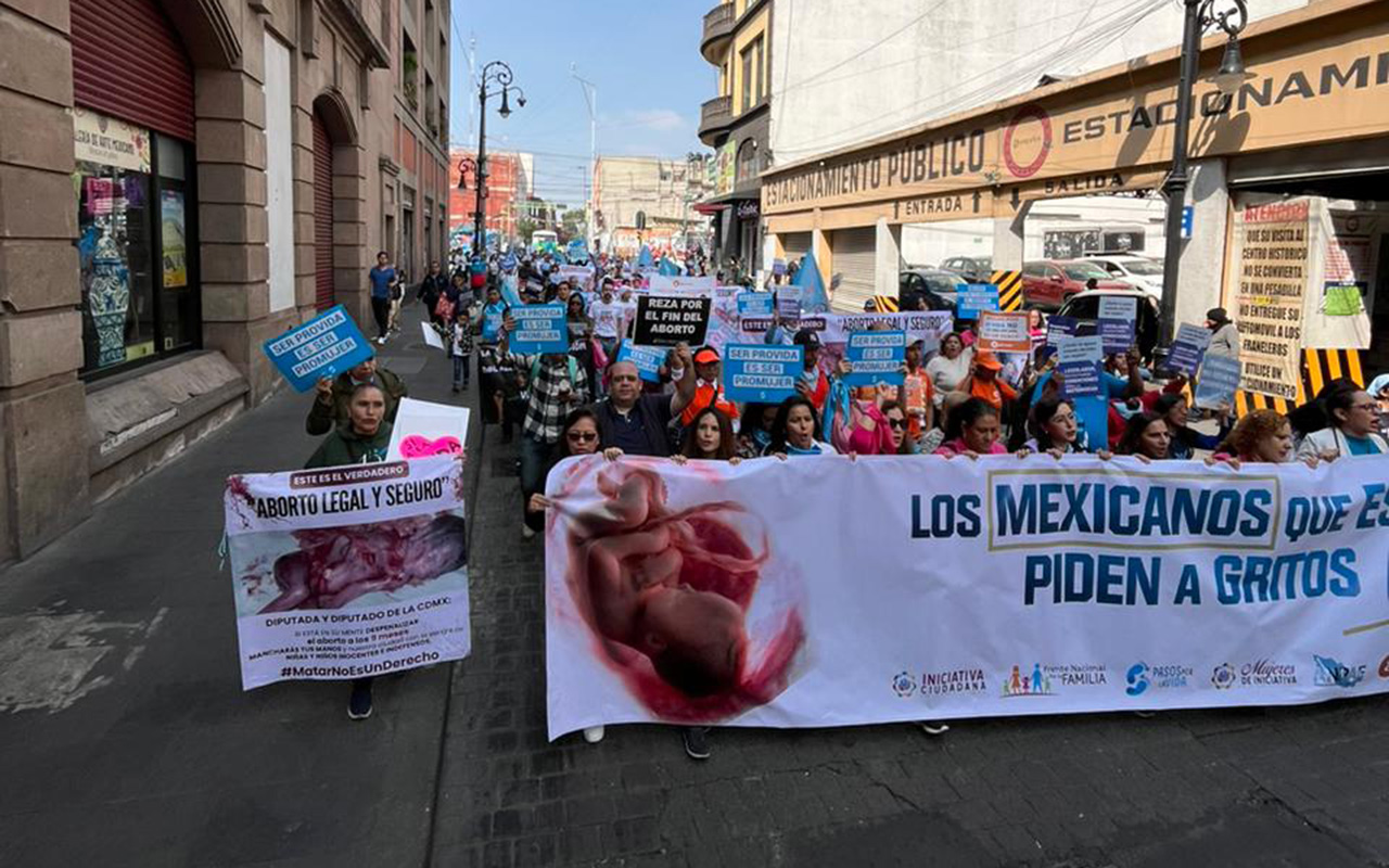 Decenas de personas se congregaron en el Palacio de Bellas Artes, en la Ciudad de México, para marchar hacia el Congreso capitalino. La causa: manifestar su rechazo a una polémica iniciativa que permitiría el aborto hasta los nueve meses de gestación.