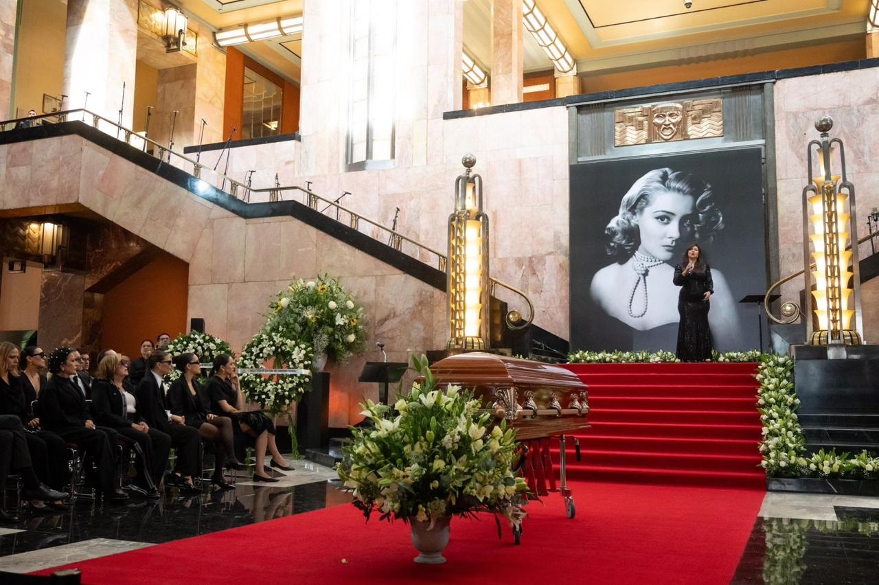 Homenaje de Silvia Pinal en Bellas Artes