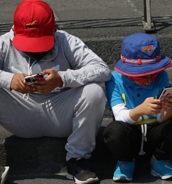 “No les quites el teléfono… dales una razón para soltarlo”, la fórmula que protege a niños
