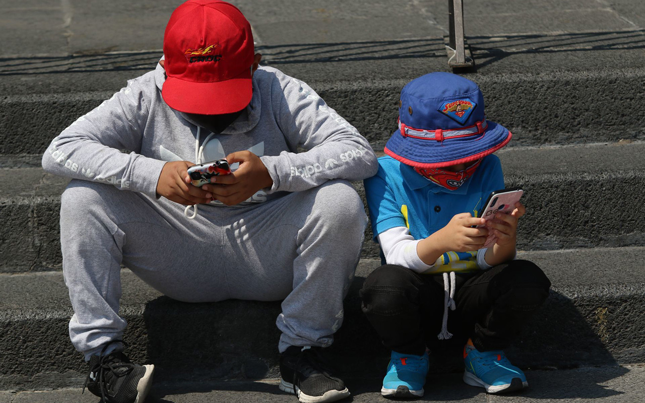 “No les quites el teléfono… dales una razón para soltarlo”, la fórmula que protege a niños