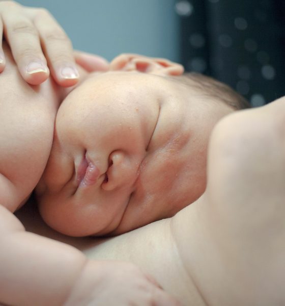 El método canguro: el abrazo que salva vidas de bebés prematuros