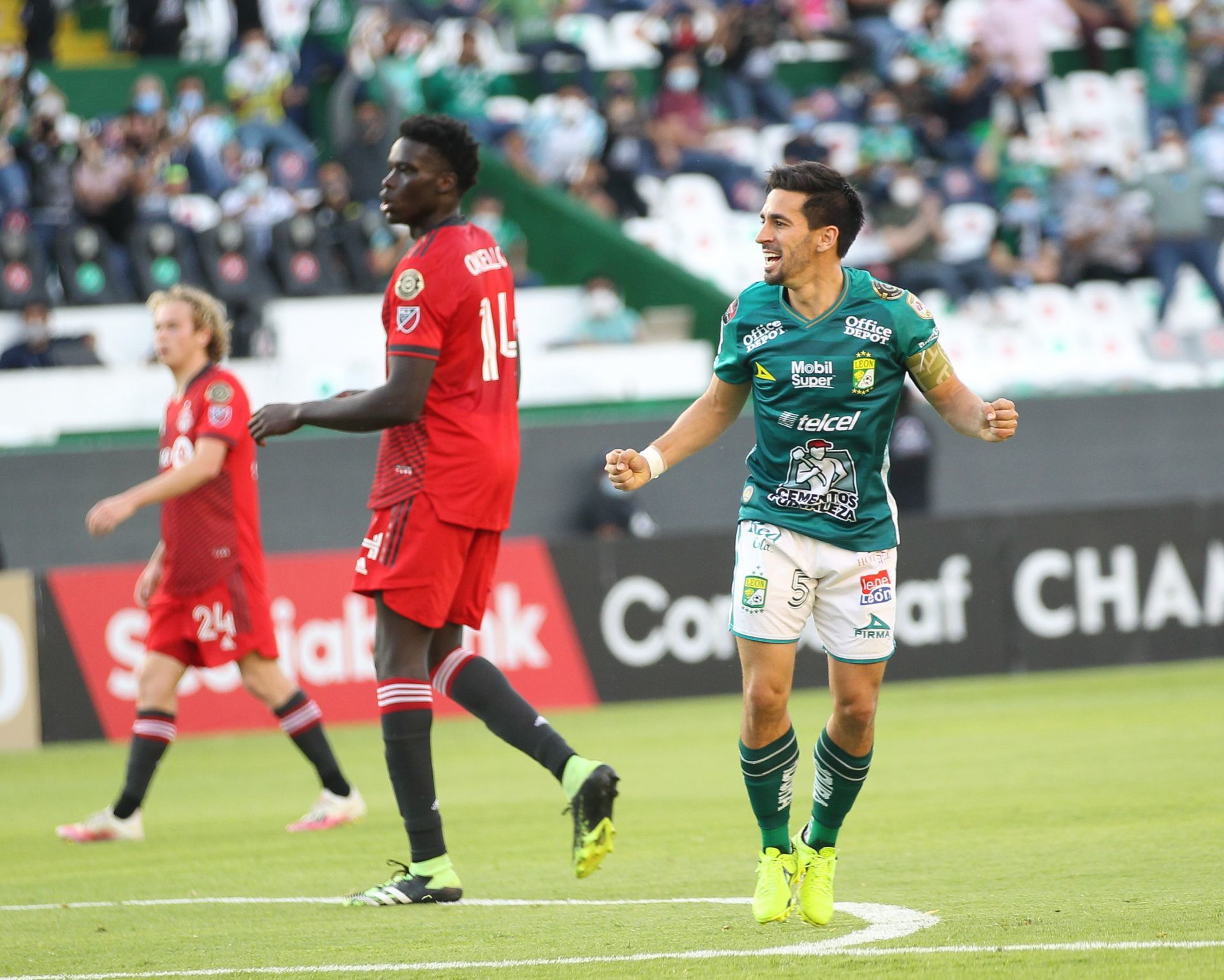 Solidaridad esmeralda: Club León abraza a Fernando Navarro en la crisis de salud de su hijo