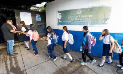 El Salvador “impone” filtros de disciplina en las escuelas: uniforme limpio, cabello ordenado y saludo obligatorio